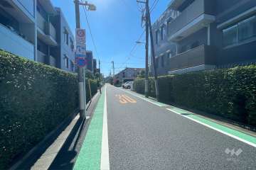 敷地東側の前面道路（北側から）