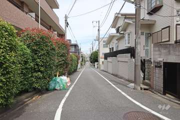 敷地北東側の前面道路（南東側から）