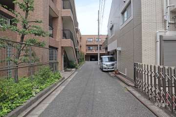 敷地北東側の前面道路（南東側から）