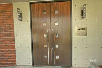 エントランスはオートロック付きです。