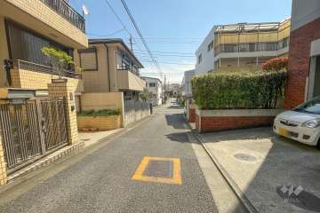 敷地北東側の前面道路（北西側から）