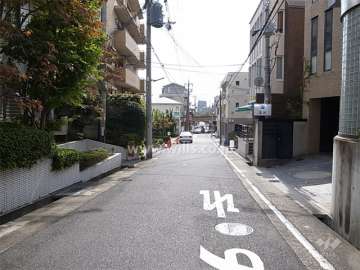 少し南へ歩くと、阪急神戸線が走っています。（敷地西側の道路）