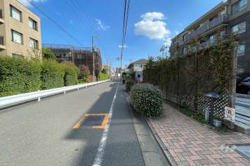 敷地の北東側前面道路（北西側から）