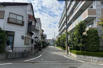 敷地南側の前面道路（東側から）