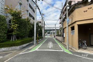 敷地東側の前面道路（南側から）