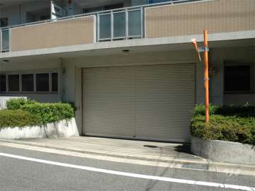 駐車場入り口（シャッター付き）