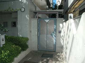 オートロック付きの駐輪場入り口