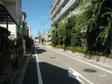 周辺はマンションと一戸建てが混在する区画の整った住宅地