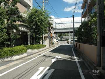 少し北へ行くと国道43号線、阪神高速が走っています。