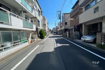 敷地南側の前面道路（西側から）