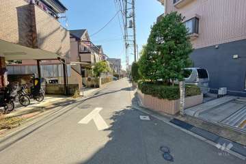 敷地北東側の前面道路（北西側から）