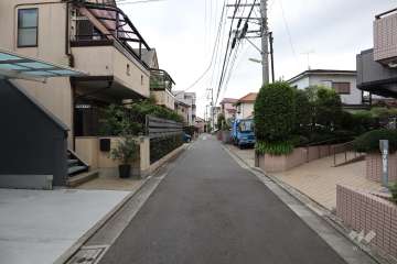 敷地北東側の前面道路（北西側から）