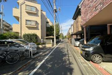 敷地北東側の前面道路