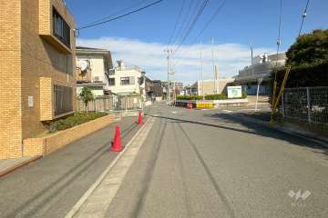 敷地東側の前面道路（南側から）