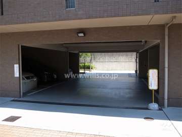 建物1階にある敷地内駐車場（機械式）