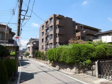 周辺は一戸建てとマンションが混在する静かな住宅地です。