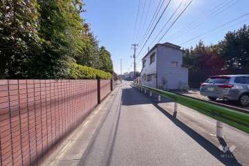 敷地南側の前面道路（西側から）