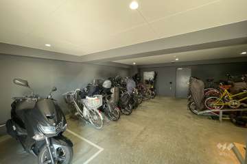 屋内に設けられた駐輪場