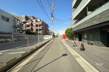 敷地南側の前面道路