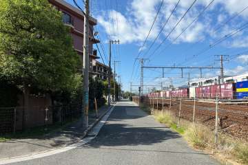 敷地北側の前面道路（東側から）