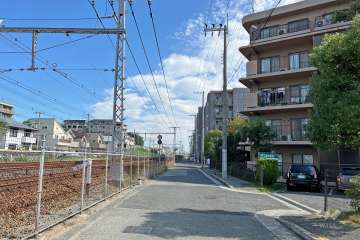敷地北側の前面道路（西側から）