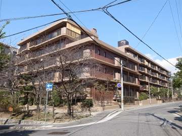 マンハイム芦屋の外観（南東側から）　敷地の南、東、北の3方が接道しています。
