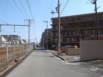 敷地の北側には道を挟んでJR東海道本線が走っています。