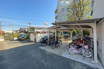 敷地内駐車場（屋外平面式）と駐輪場