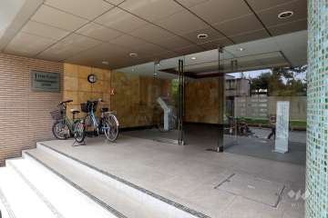 エントランスはオートロック付きです。