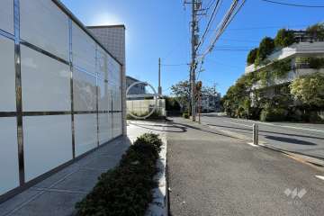 敷地の北側前面道路（東側から）