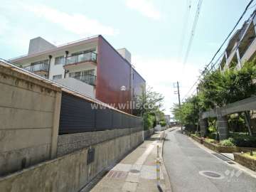 敷地西側の前面道路（北側から）