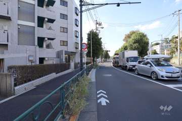 敷地北東側の前面道路（南東側から）