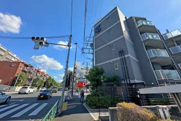 敷地の北東側の前面道路（北西側から）