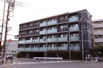 スカイコート成城学園前の外観（北東側から）