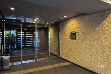 エントランスはオートロック付きです。