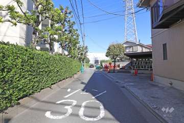 敷地南東側の前面道路（南西側から）