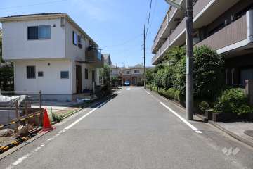 敷地東側の前面道路（北側から）