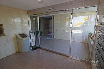 エントランスはオートロック付きです。