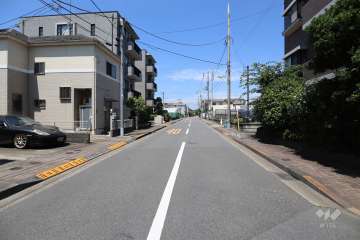 敷地南側の前面道路（東側から）