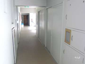 共用廊下（トランクルームがあります）