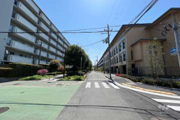 敷地北西側の前面道路（北東側から）