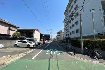 北西側前面道路（西側から）