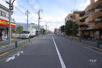 敷地北東側の前面道路（北西側から）