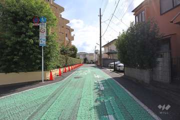 敷地西側の前面道路（北側から）