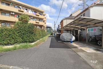 敷地南側の前面道路（西側から）