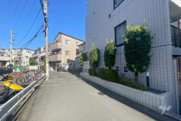 敷地西側の前面道路