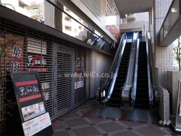 下層階には店舗が入っています。