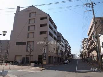 ラリーブ芦屋の外観（北東側から）　敷地の北側は街路樹のきれいなバス通りに面しています。