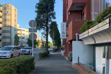 敷地東側の前面道路（北側から）