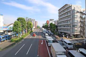 敷地東側の前面道路（北側から）